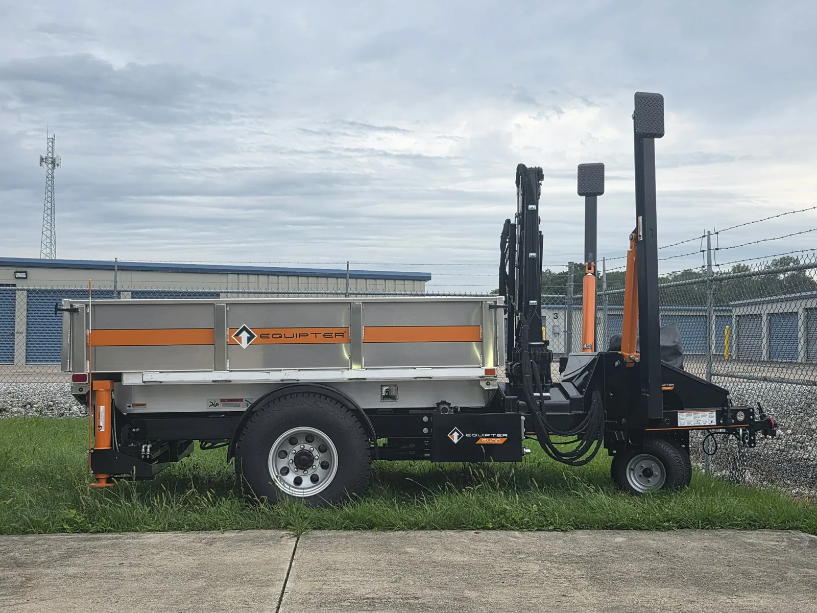 Cardinal self-propelled crane trailer with its lift arms raised